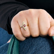 Bague marquise en or jaune, diamants et rubis.