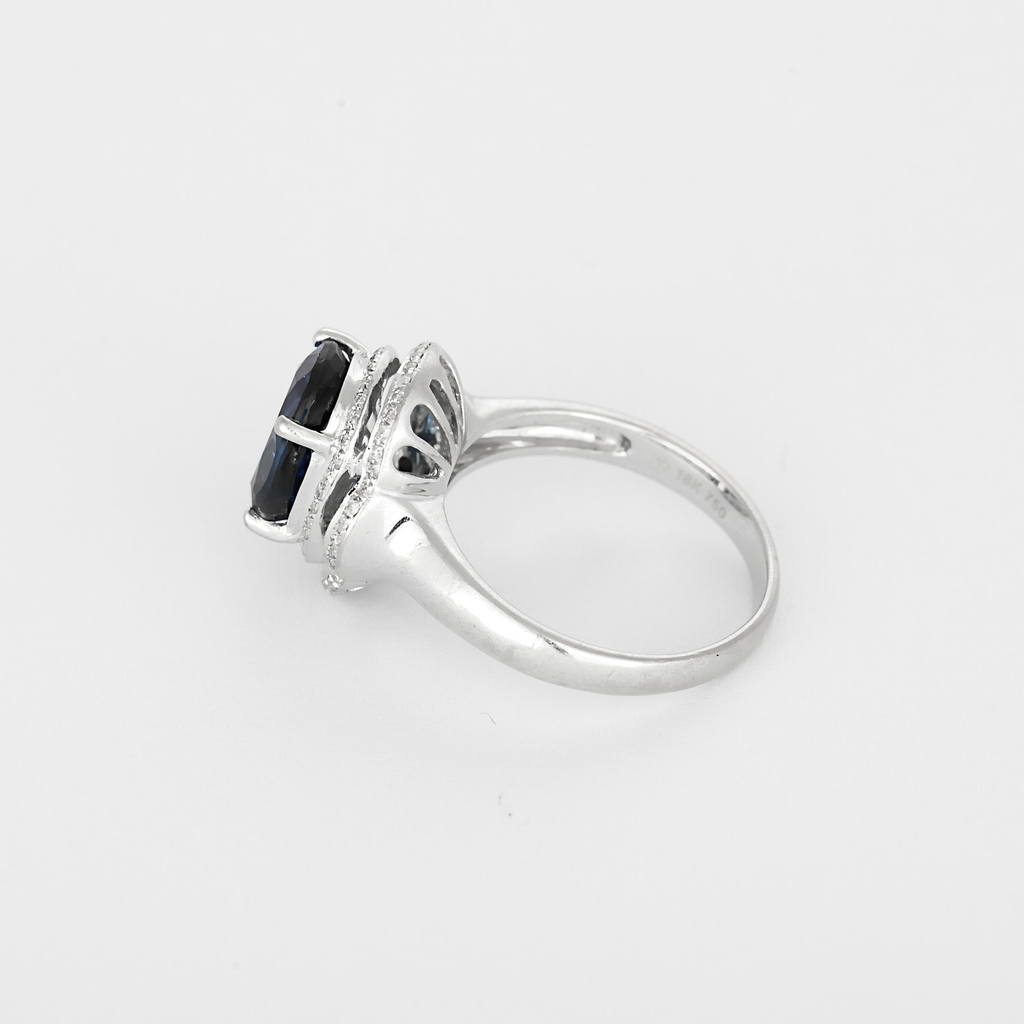 Bague en or blanc, saphir synthétique et diamants.