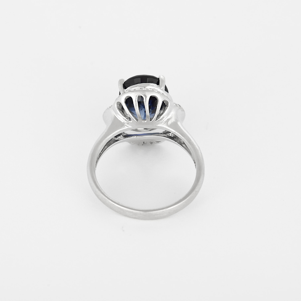 Bague en or blanc, saphir synthétique et diamants.
