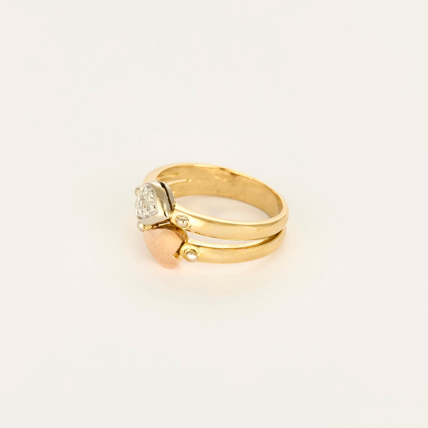 Bague double anneau motifs cœurs en or et diamants