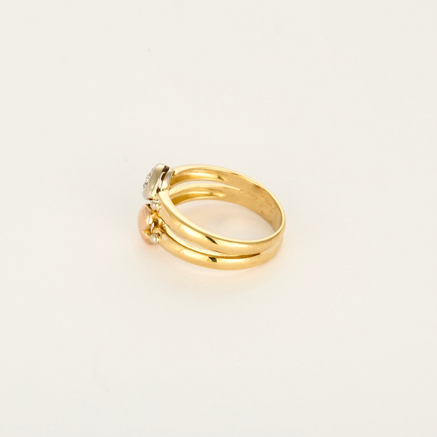 Bague double anneau motifs cœurs en or et diamants