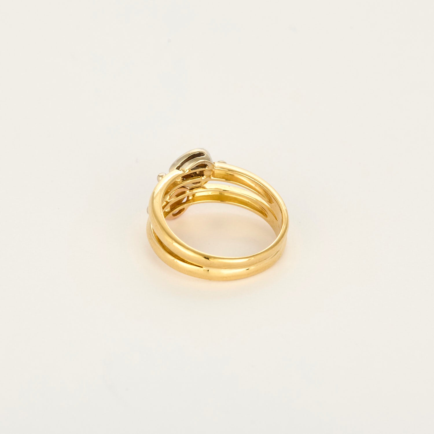Bague double anneau motifs cœurs en or et diamants