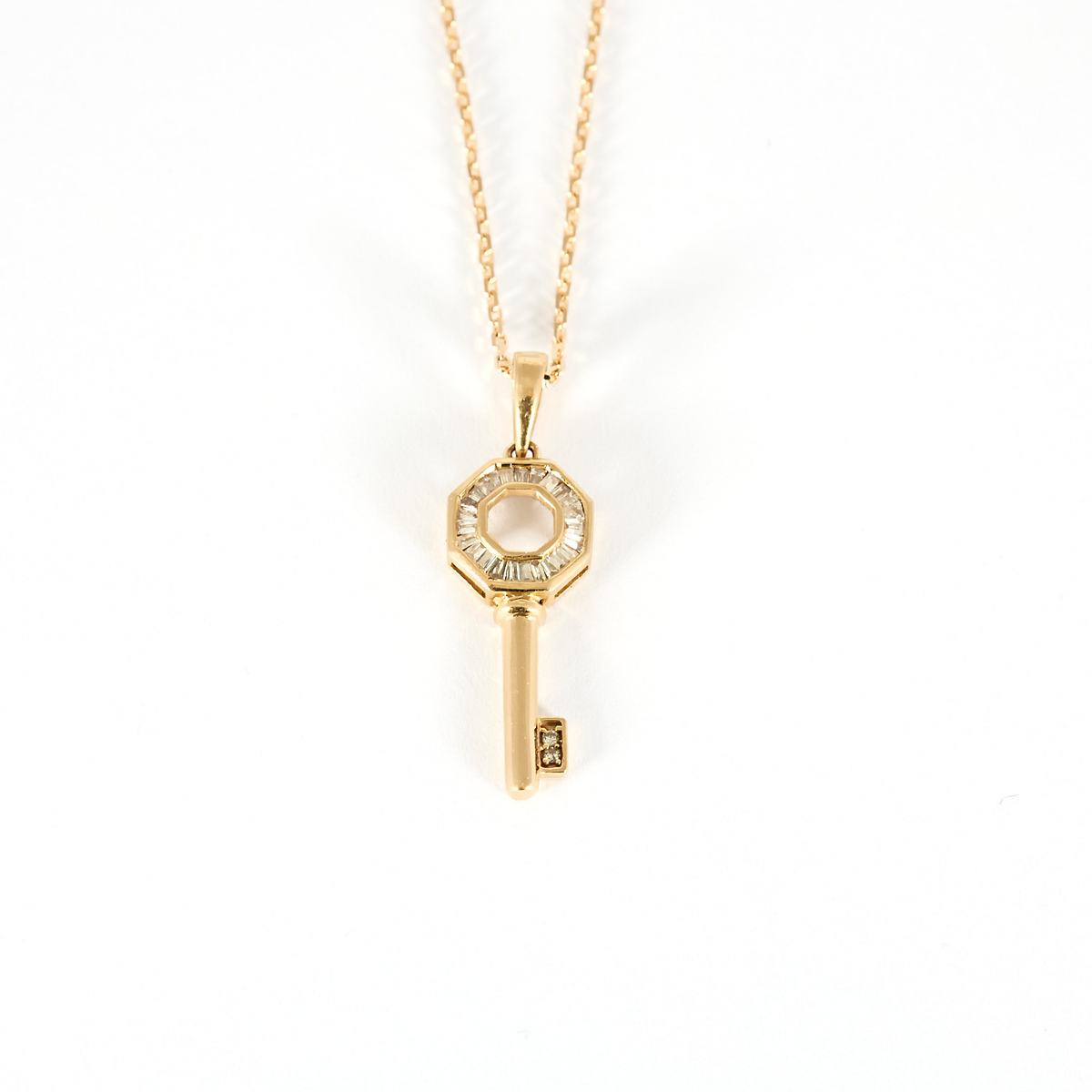 Collier Clé en or rose 18k et diamants baguettes.