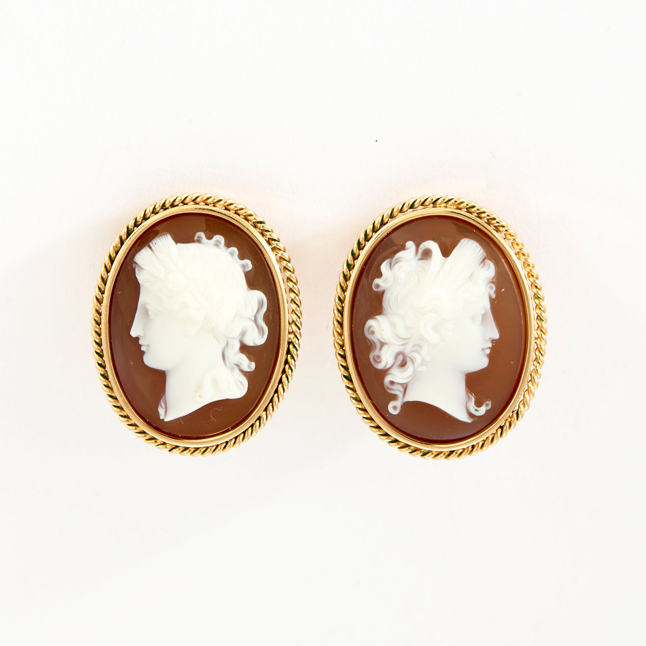 Boucles d'oreilles clips en or et camée