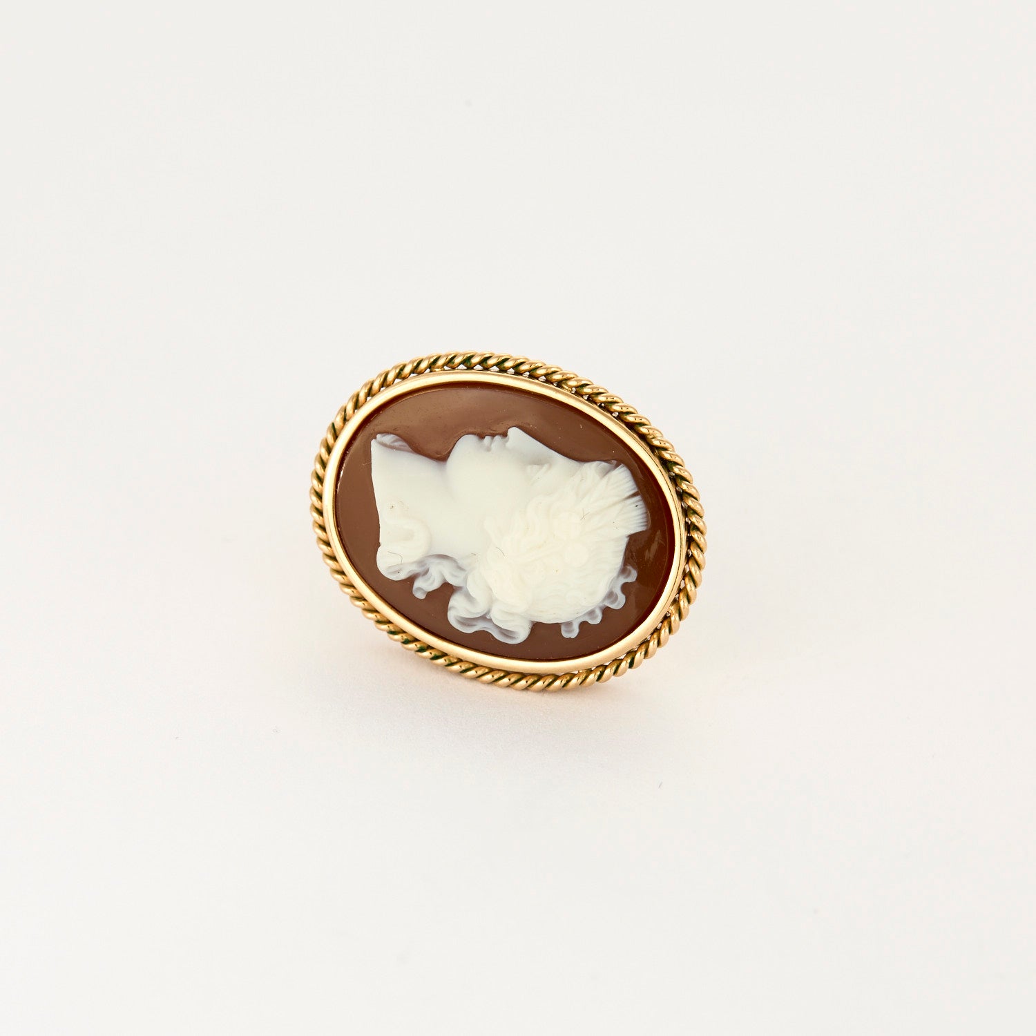 Boucles d'oreilles clips en or et camée