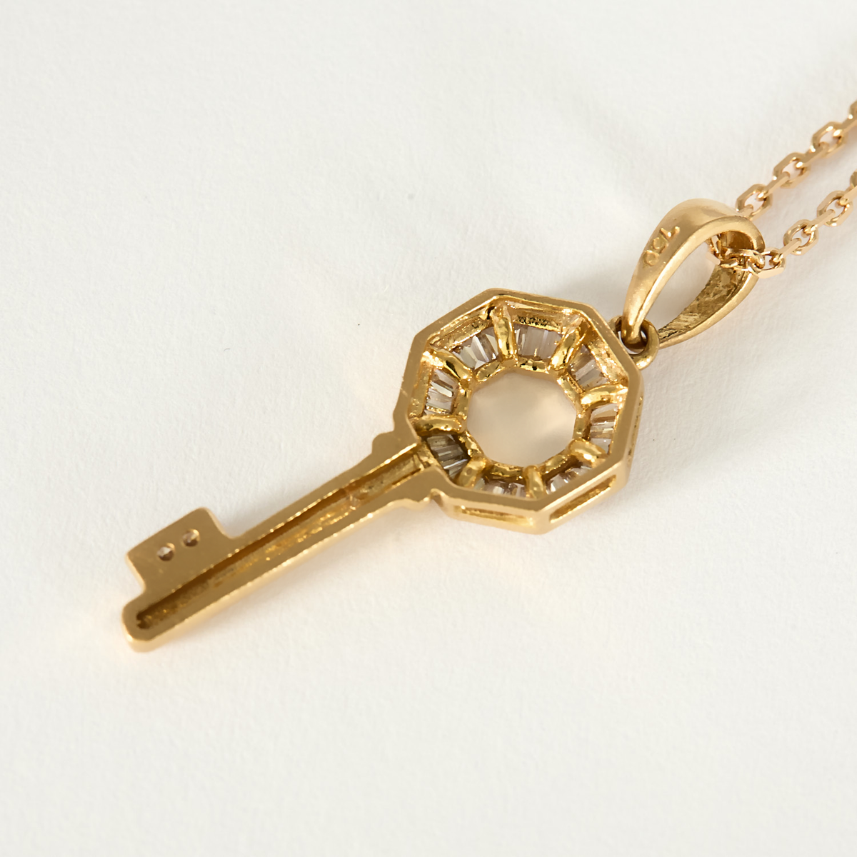 Collier Clé en or rose 18k et diamants baguettes.