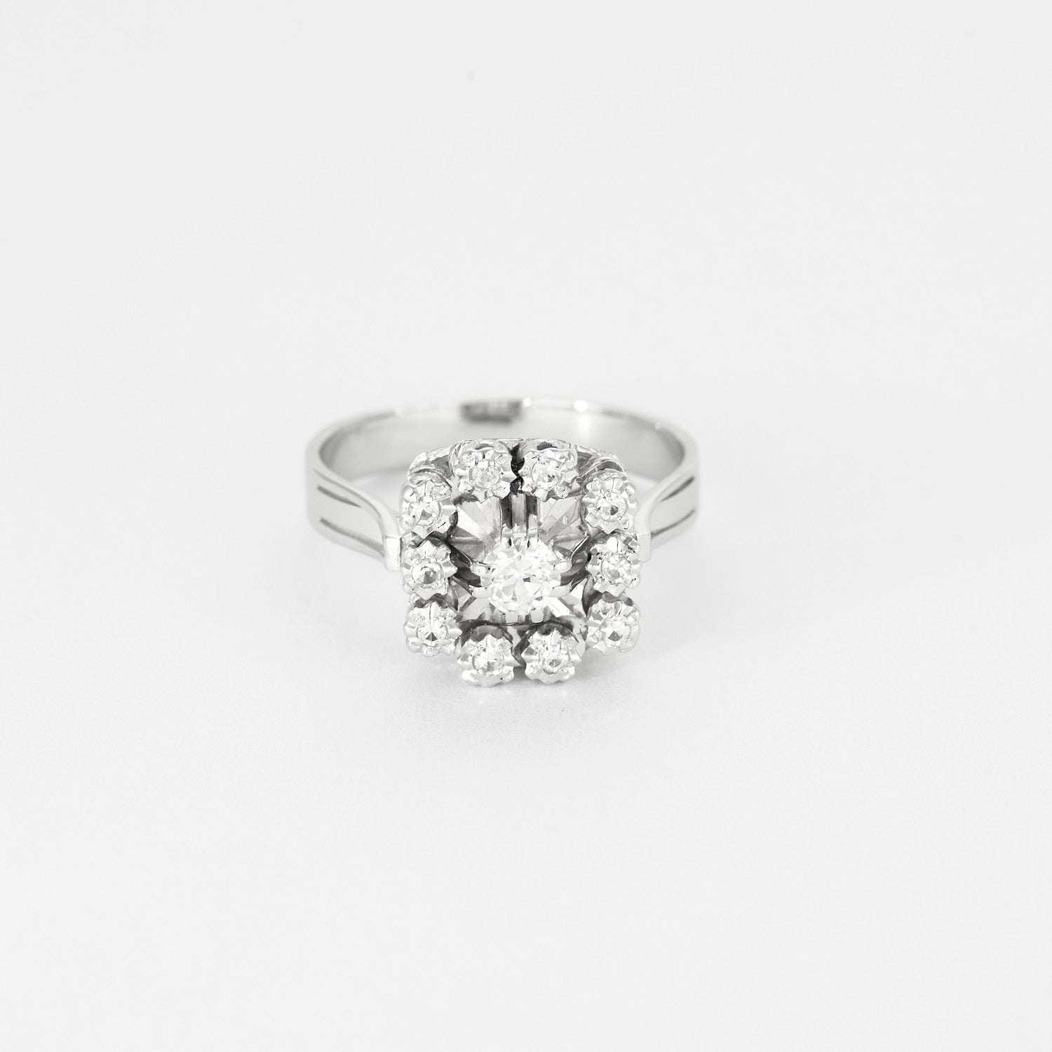 Bague ancienne carré or blanc et diamants.