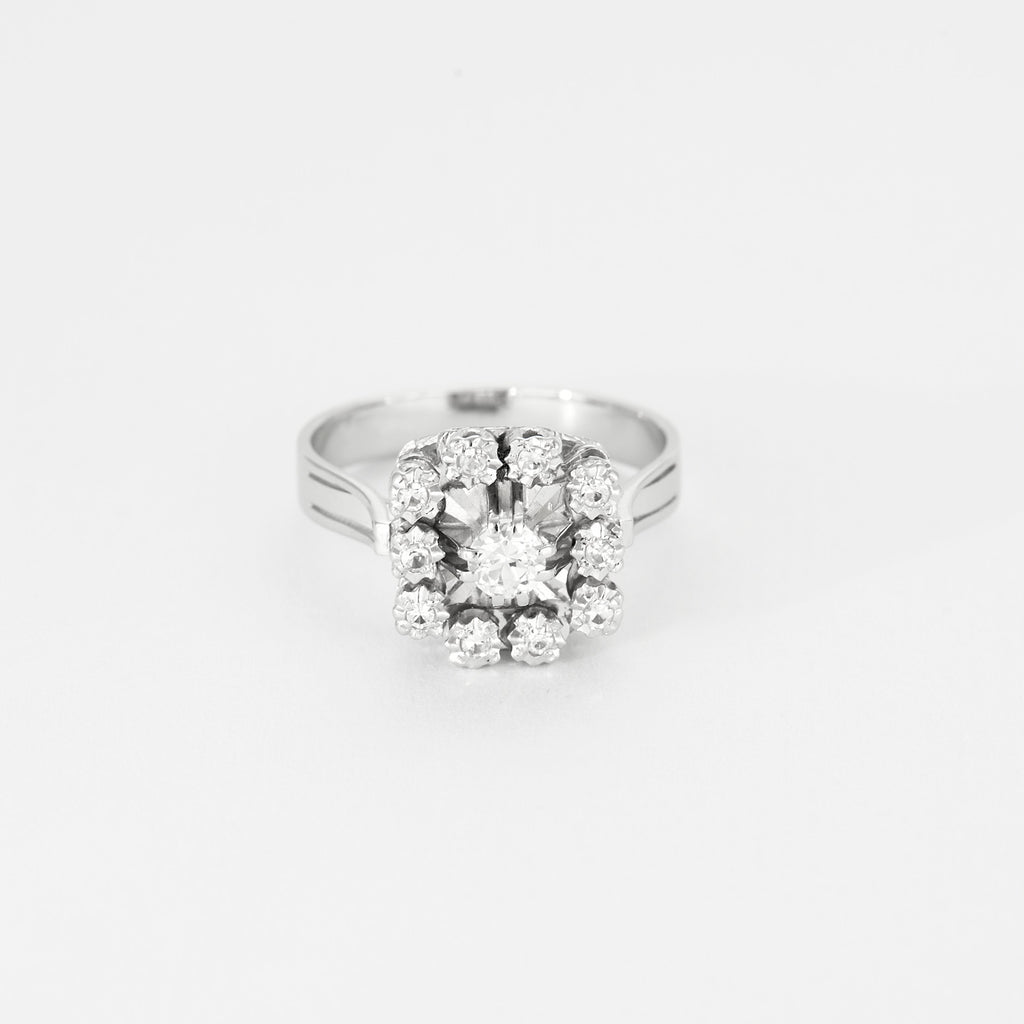 Bague ancienne carré or blanc et diamants.
