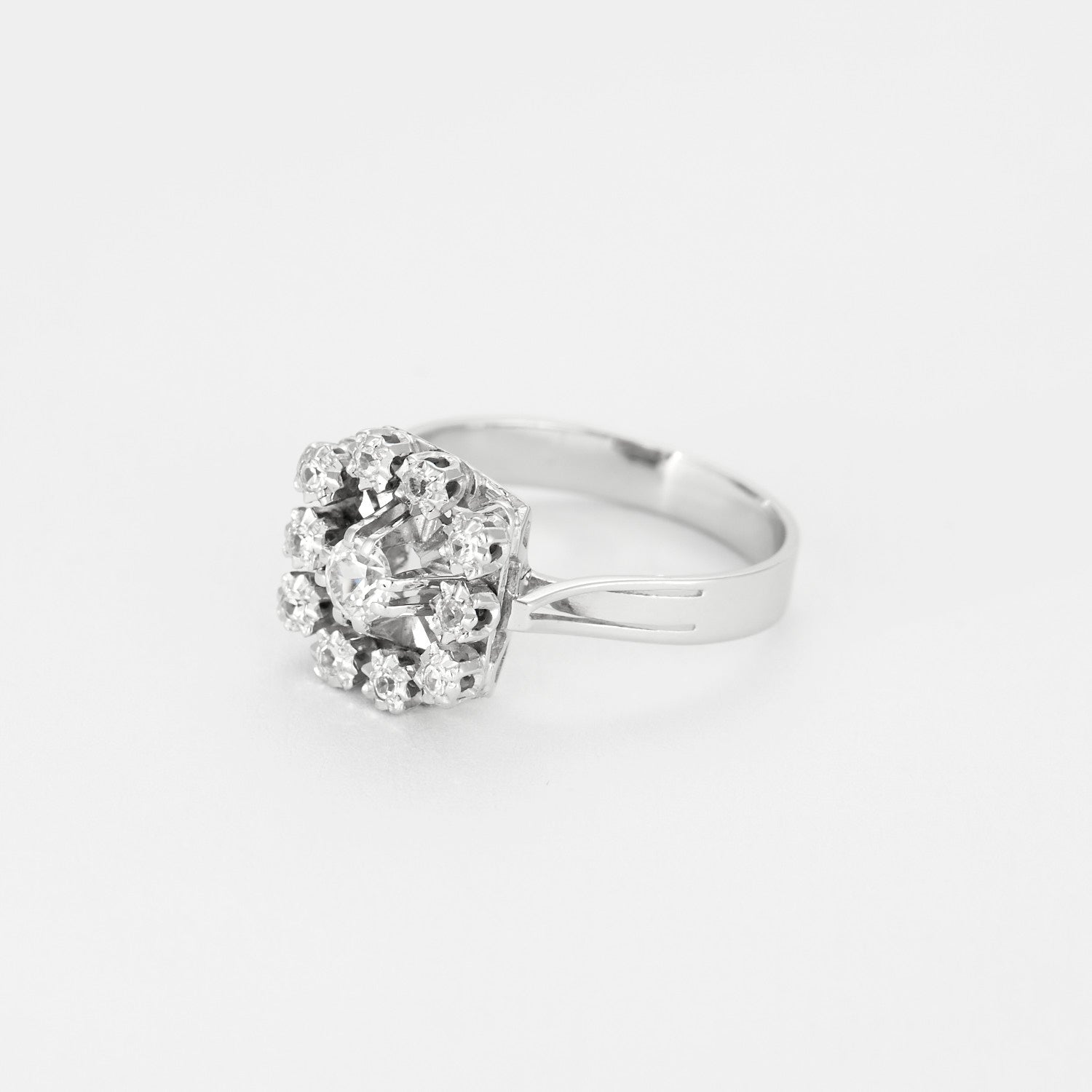 Bague ancienne carré or blanc et diamants.