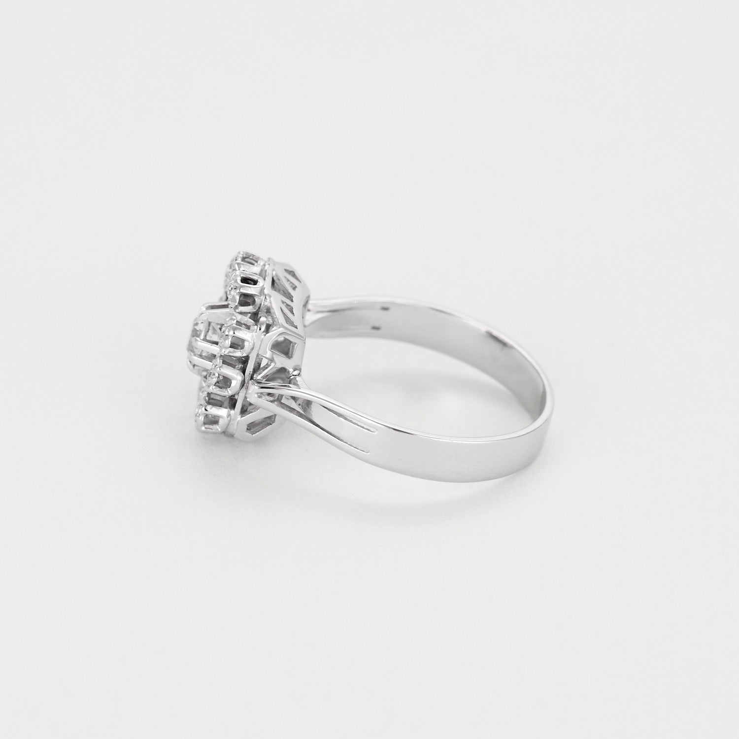Bague ancienne carré or blanc et diamants.