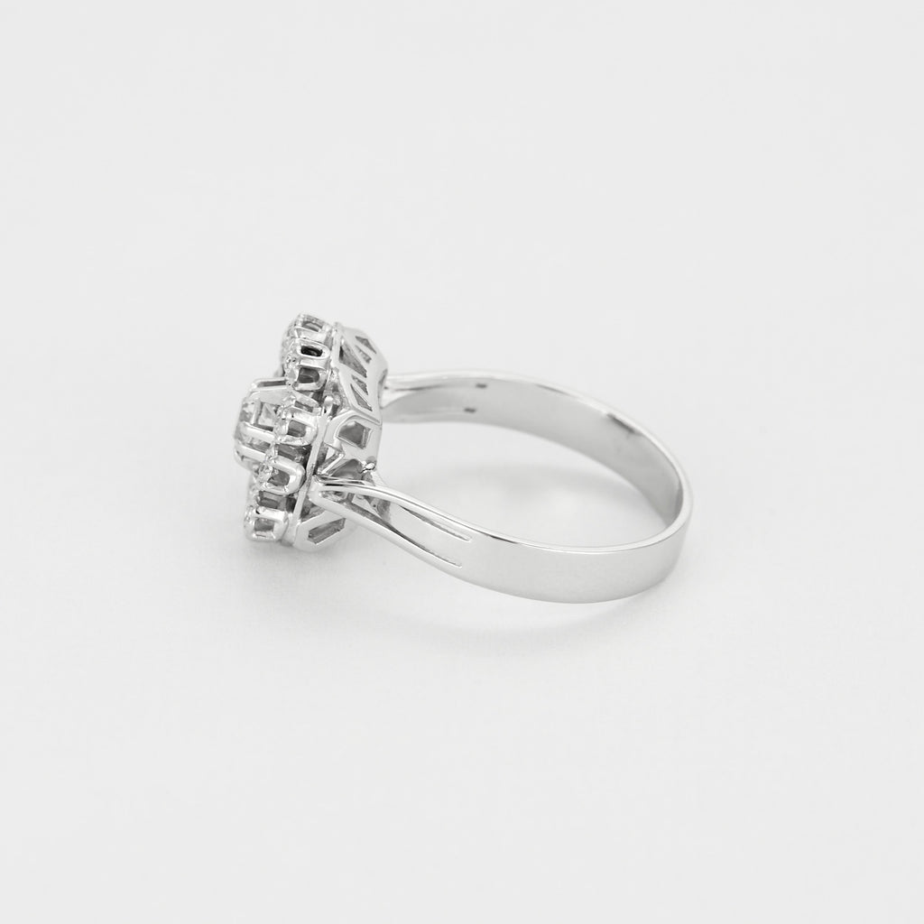 Bague ancienne carré or blanc et diamants.