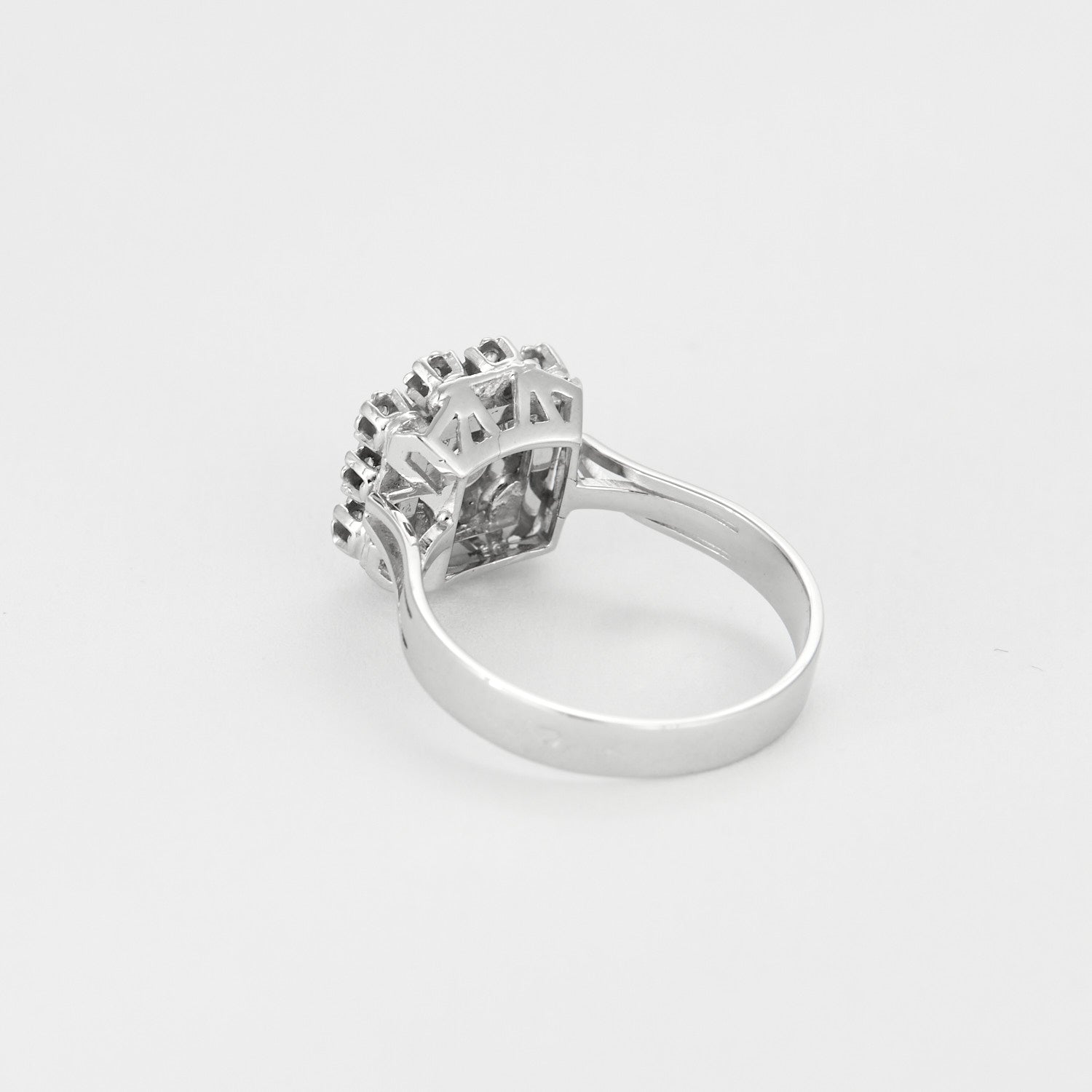 Bague ancienne carré or blanc et diamants.