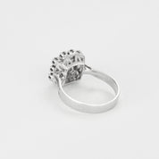 Bague ancienne carré or blanc et diamants.