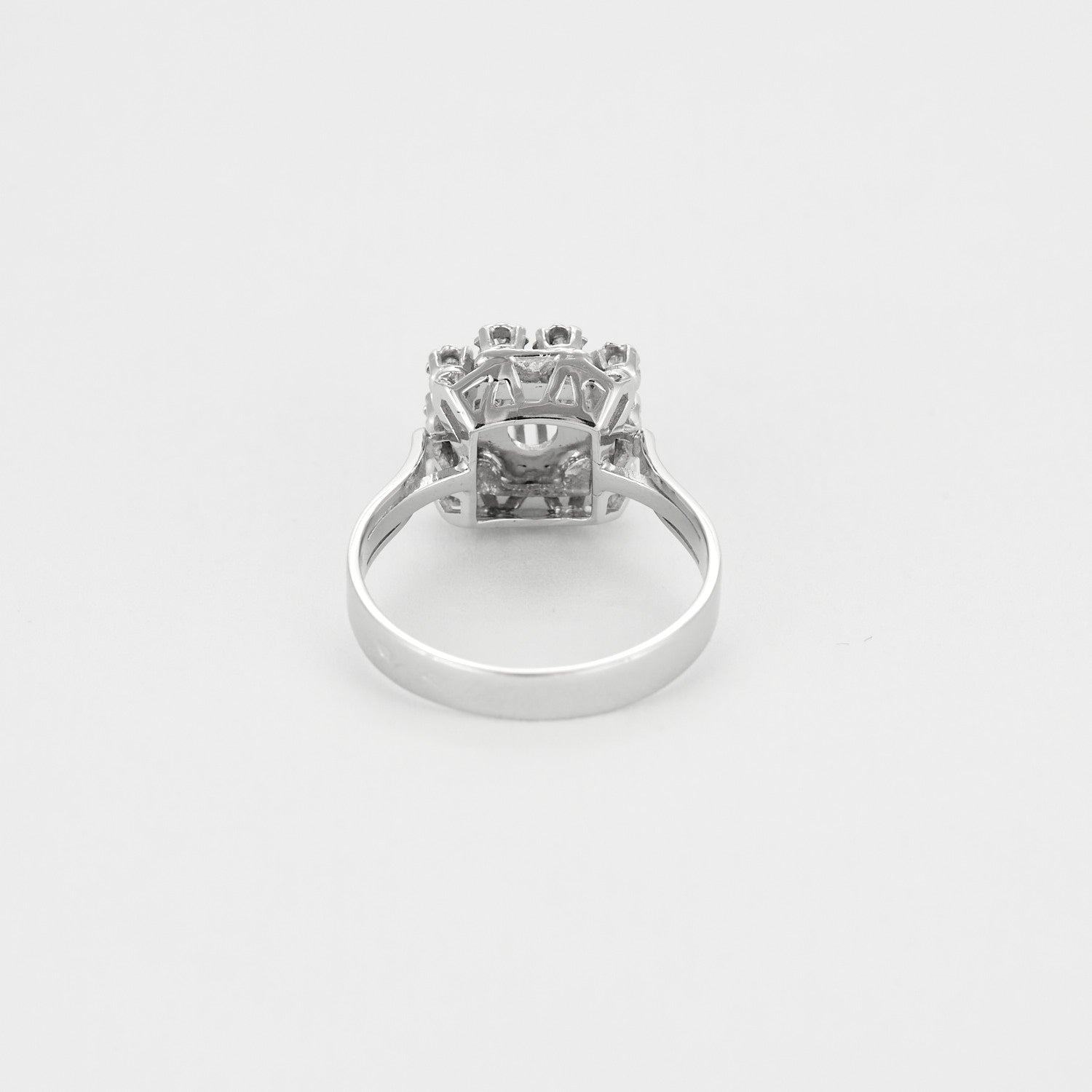 Bague ancienne carré or blanc et diamants.