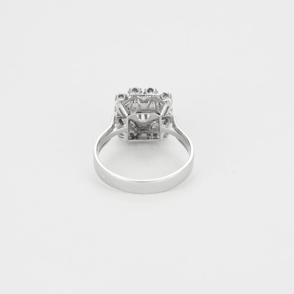 Bague ancienne carré or blanc et diamants.