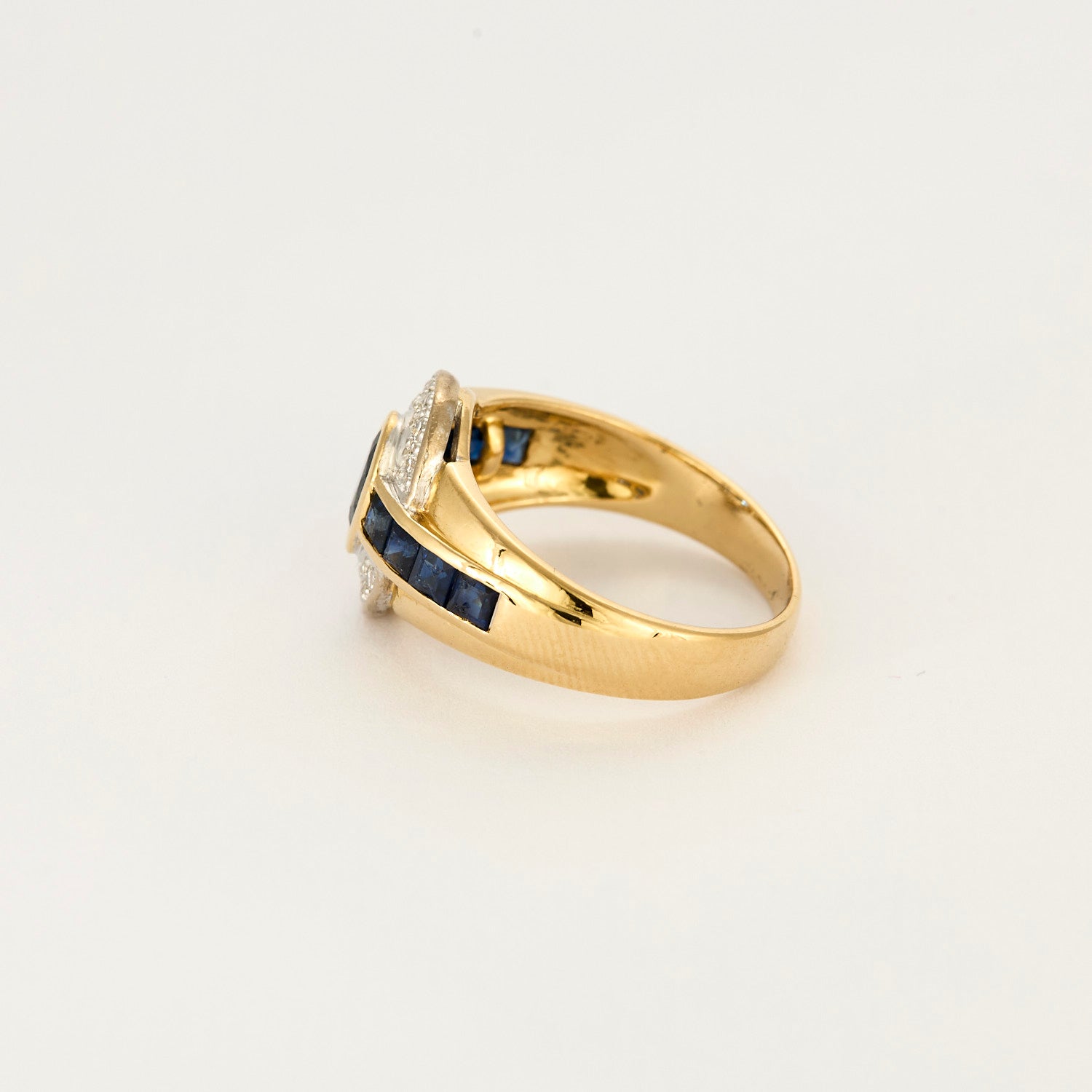 Bague vintage or jaune, diamants et saphirs.