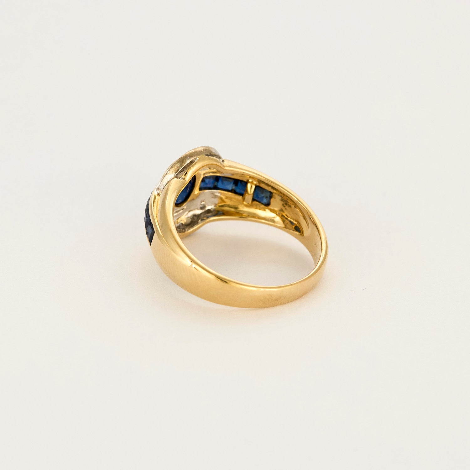 Bague vintage or jaune, diamants et saphirs.