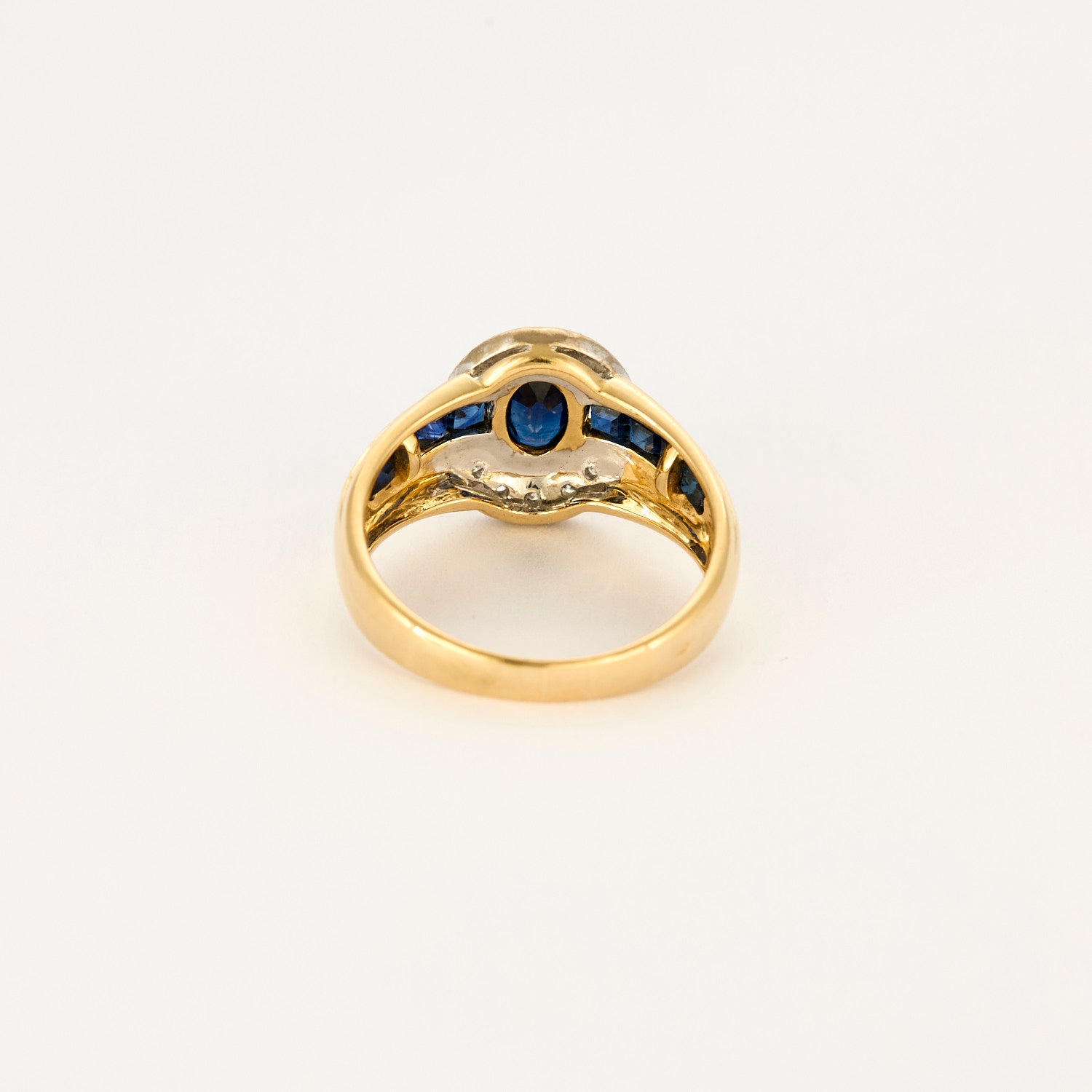 Bague vintage or jaune, diamants et saphirs.
