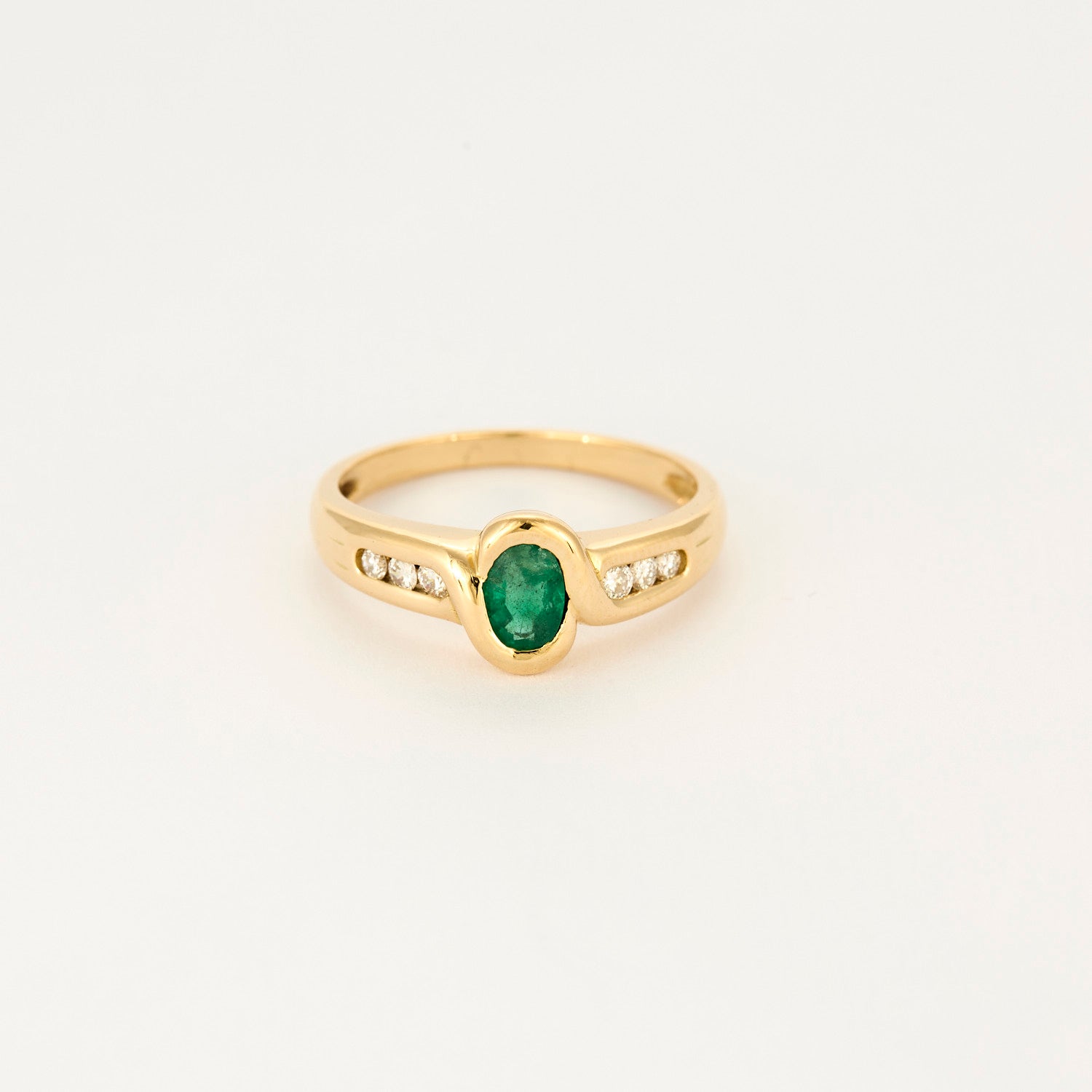 Bague vintage en or jaune, diamants et centre émeraude.