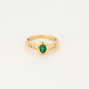 Bague vintage en or jaune, diamants et centre émeraude.