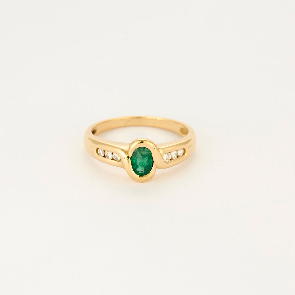 Bague vintage en or jaune, diamants et centre émeraude.