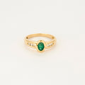 Bague vintage en or jaune, diamants et centre émeraude.