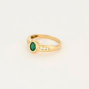 Bague vintage en or jaune, diamants et centre émeraude.