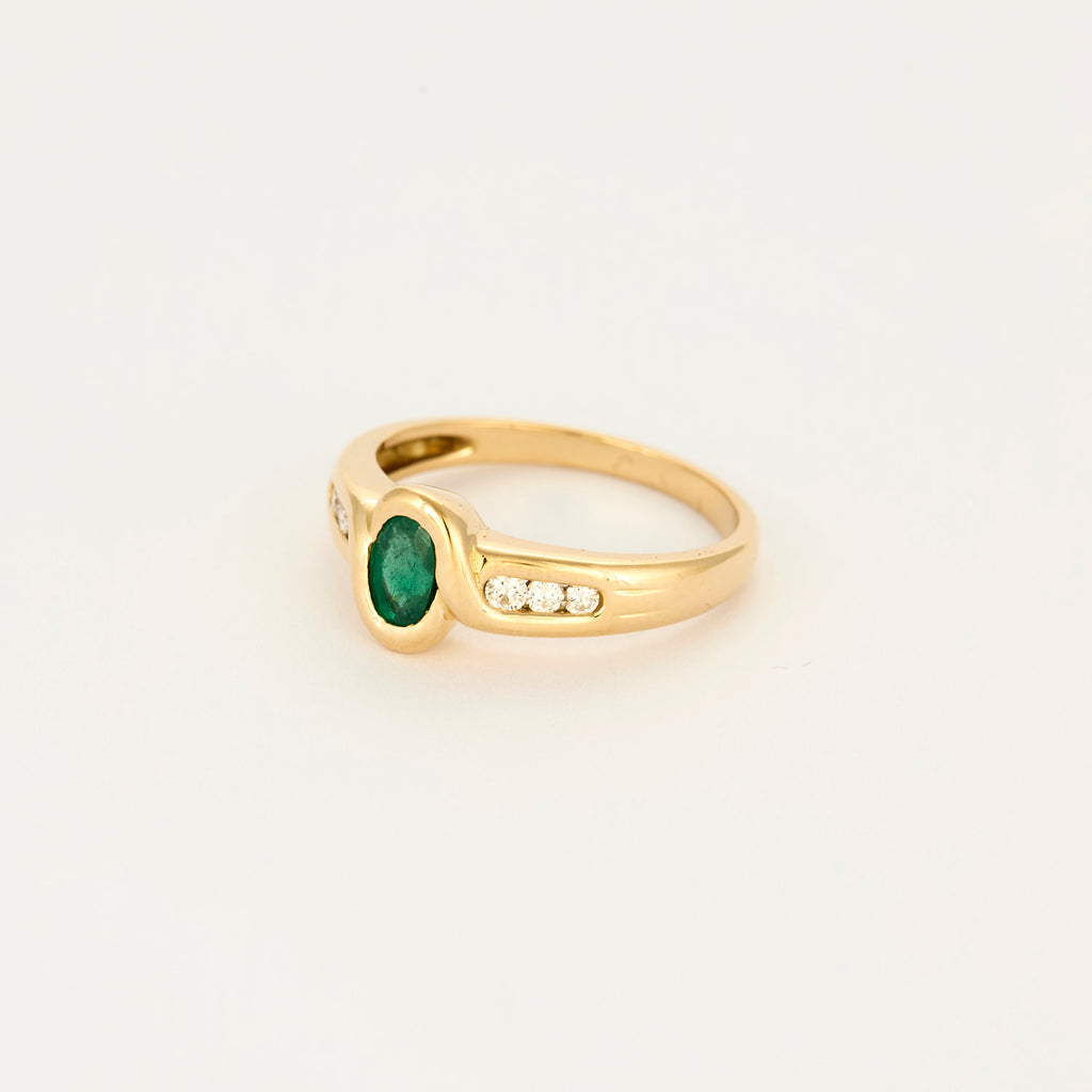 Bague vintage en or jaune, diamants et centre émeraude.