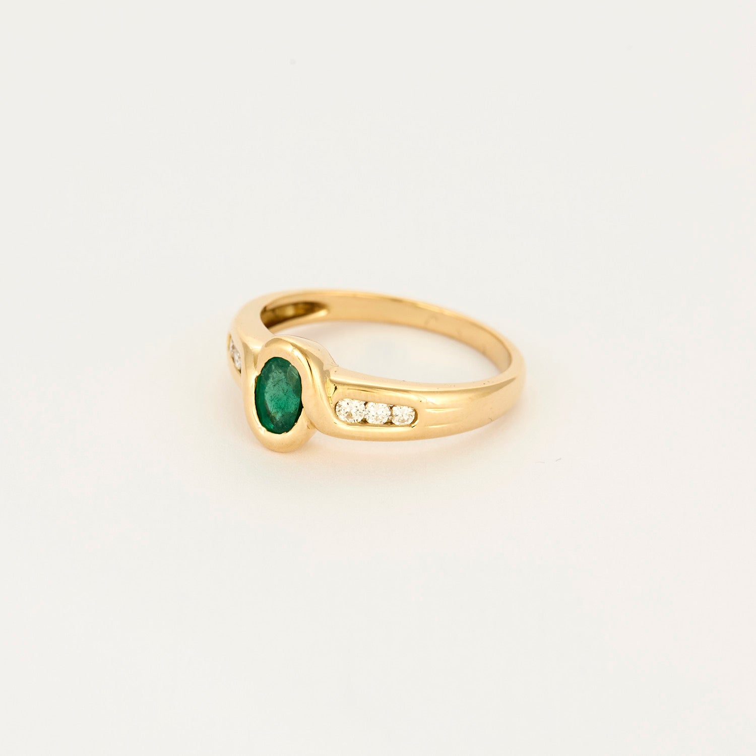 Bague vintage en or jaune, diamants et centre émeraude.