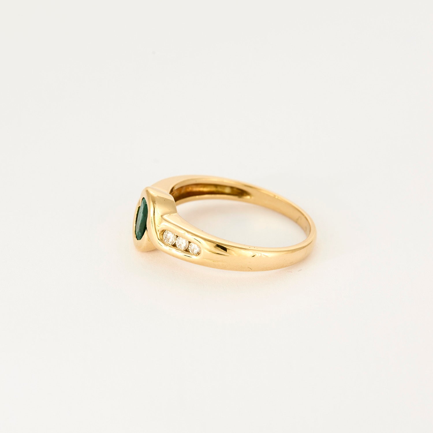 Bague vintage en or jaune, diamants et centre émeraude.