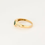Bague vintage en or jaune, diamants et centre émeraude.