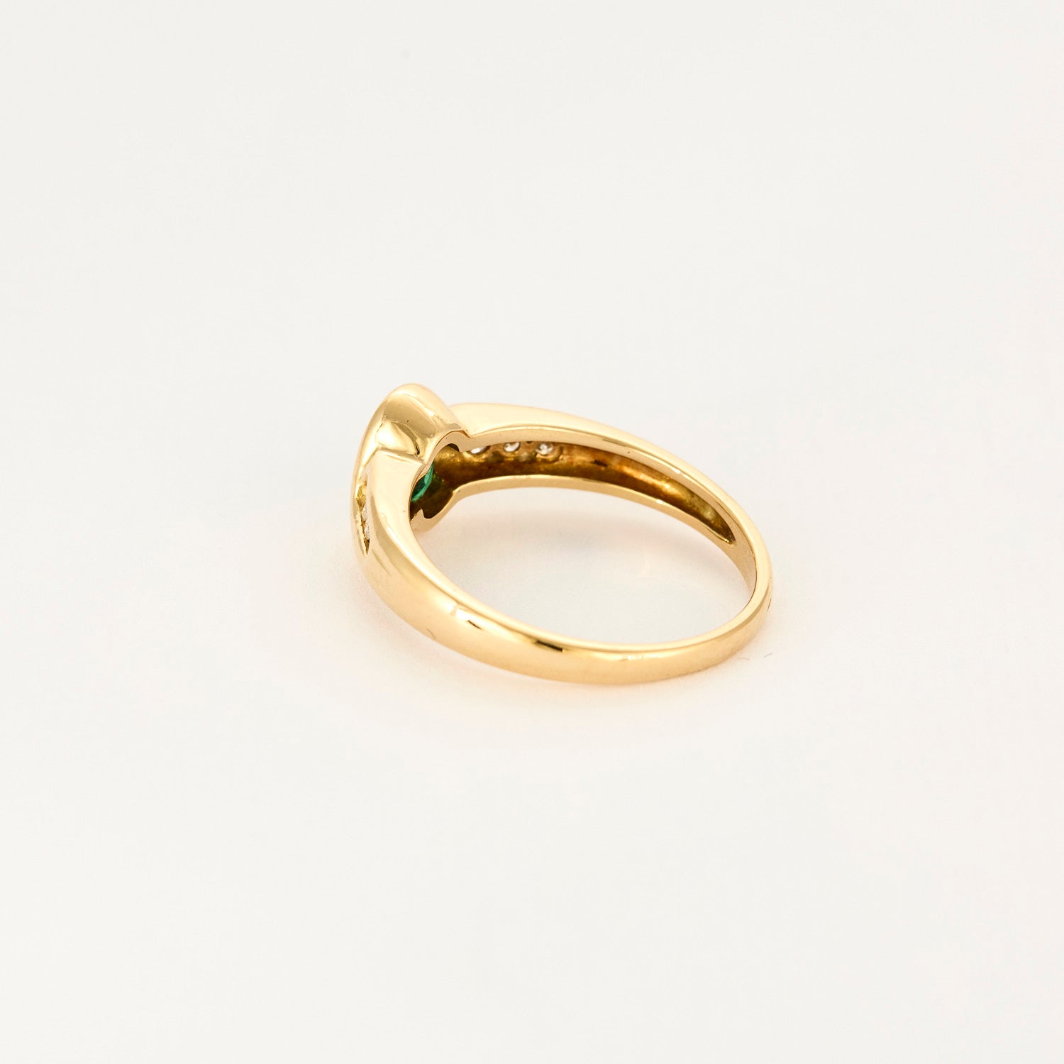 Bague vintage en or jaune, diamants et centre émeraude.