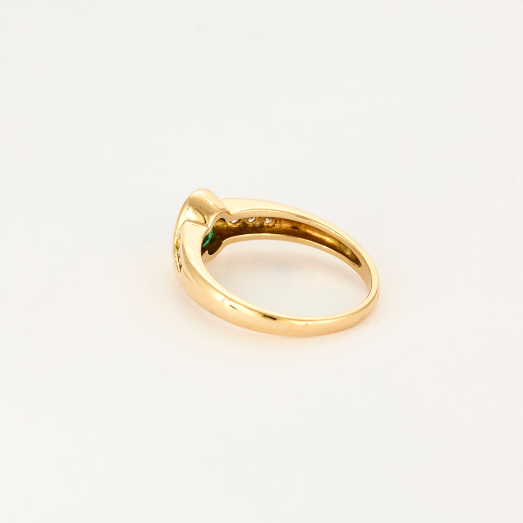 Bague vintage en or jaune, diamants et centre émeraude.