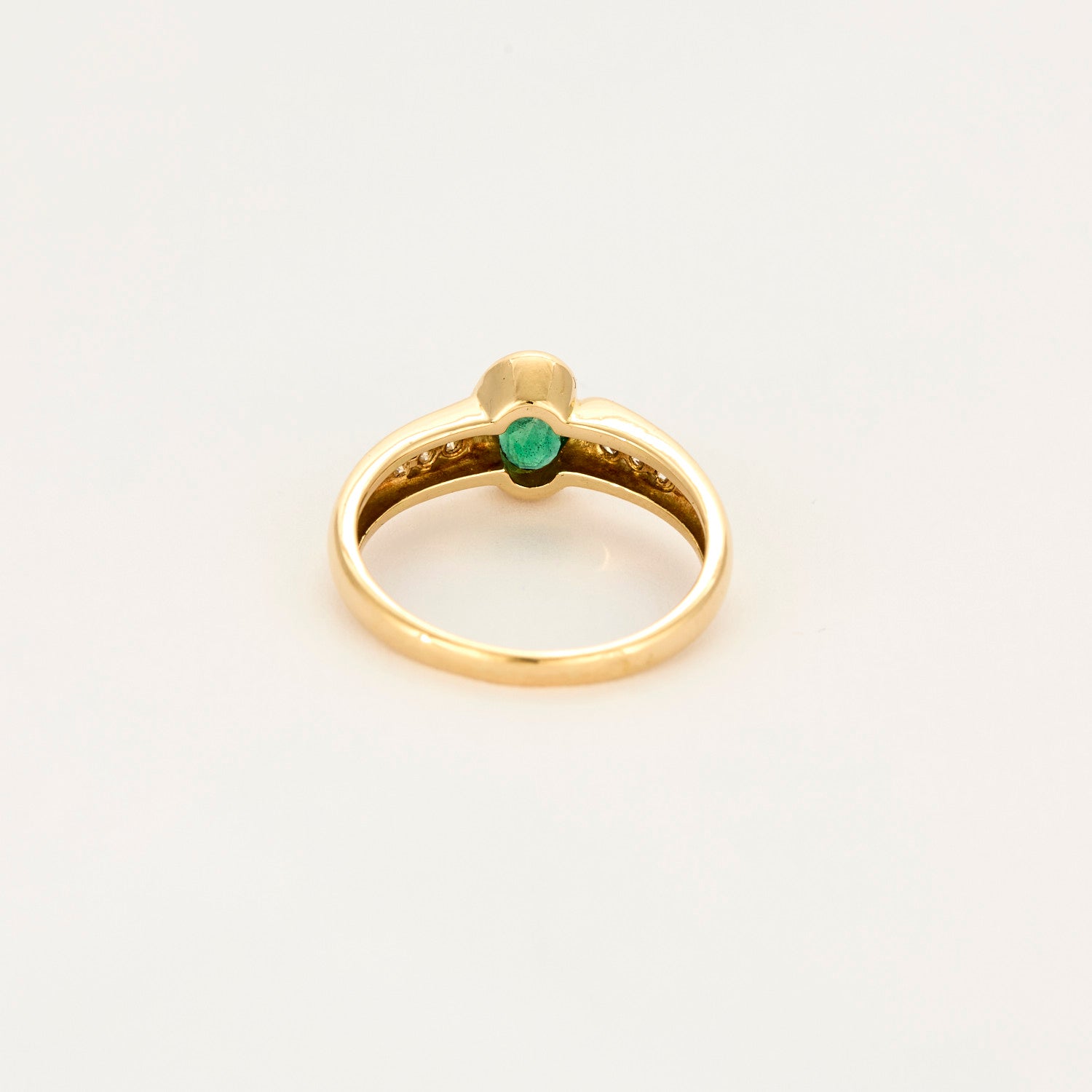 Bague vintage en or jaune, diamants et centre émeraude.