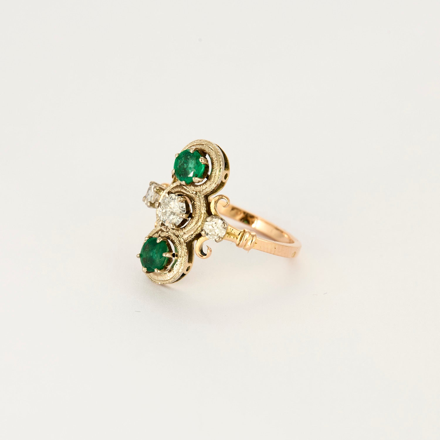 Bague ancienne Antique en or diamants et émeraude