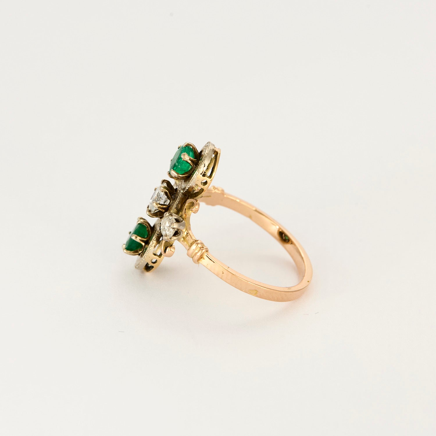 Bague ancienne Antique en or diamants et émeraude