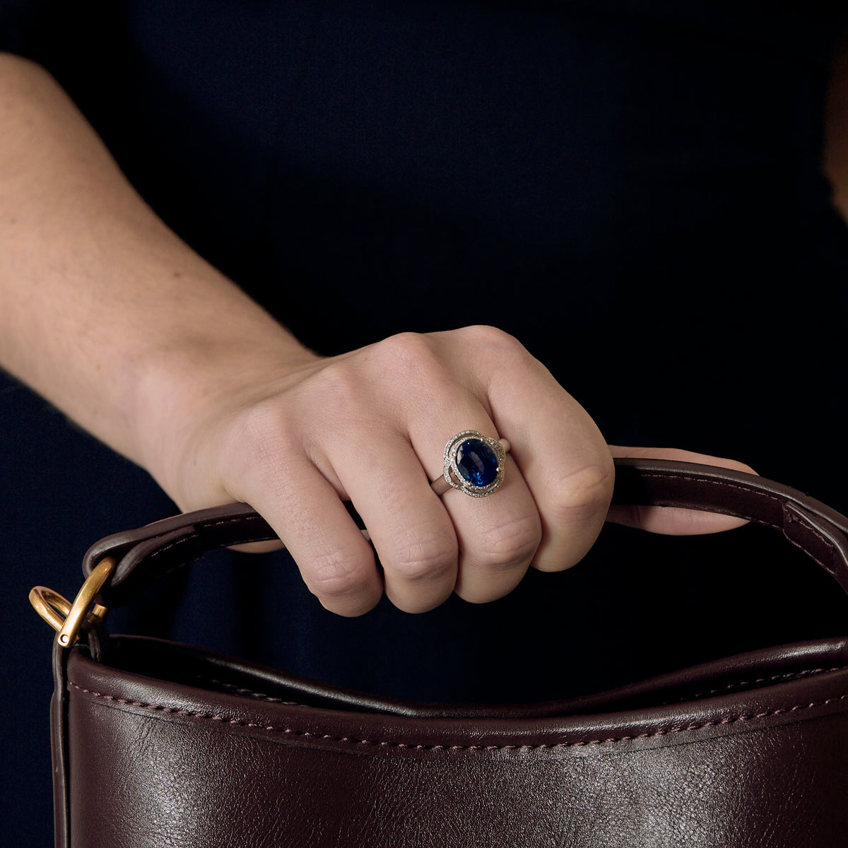 Bague en or blanc, saphir synthétique et diamants.