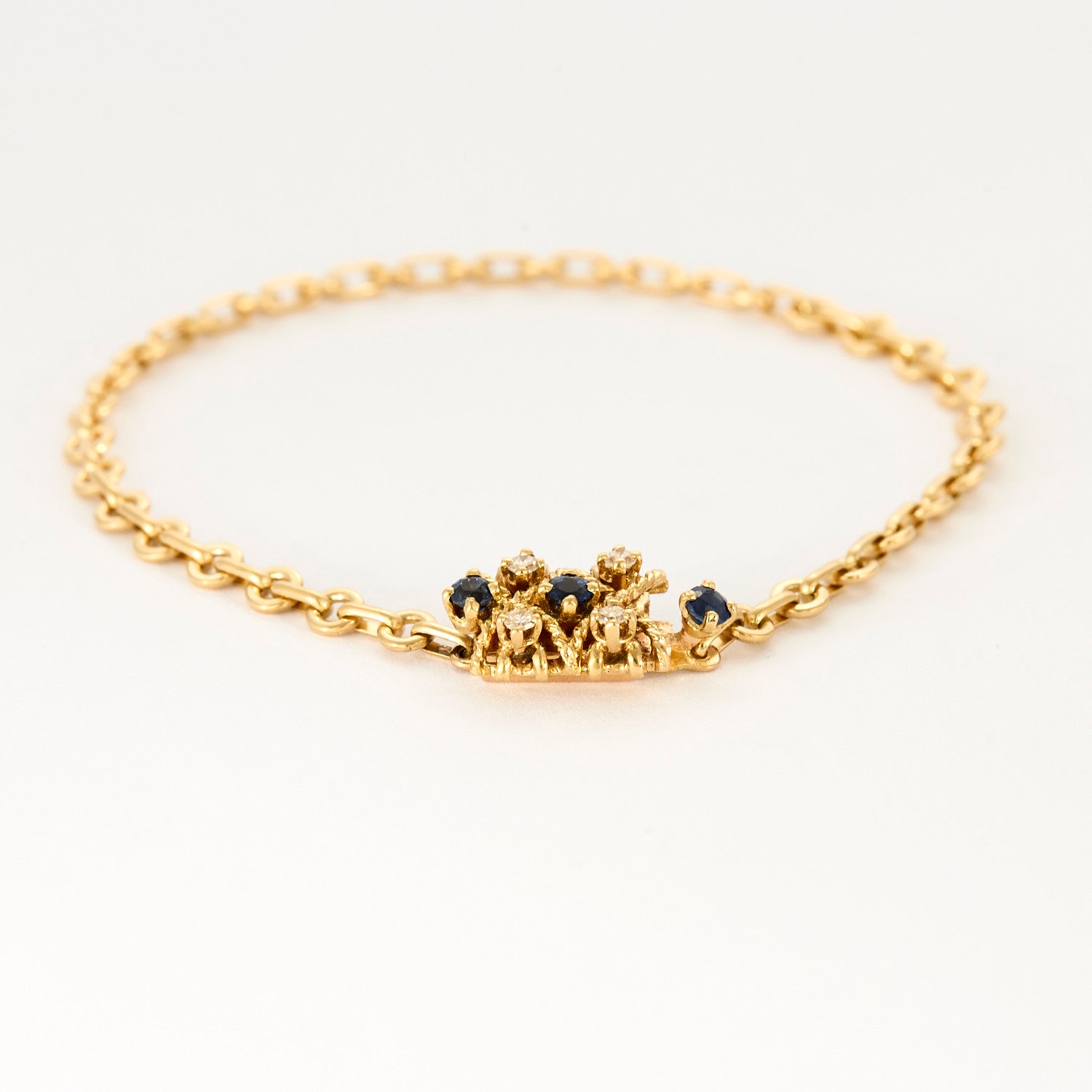 Bracelet torsadé en or jaune saphir et diamants.