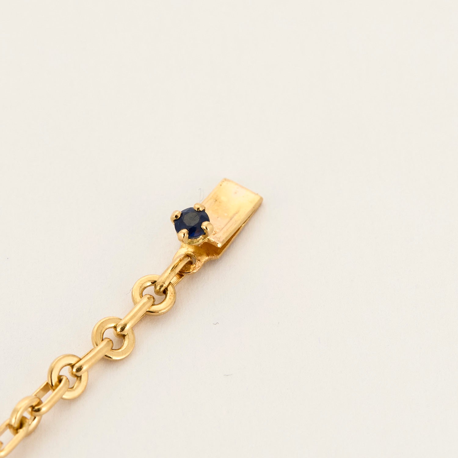 Bracelet torsadé en or jaune saphir et diamants.