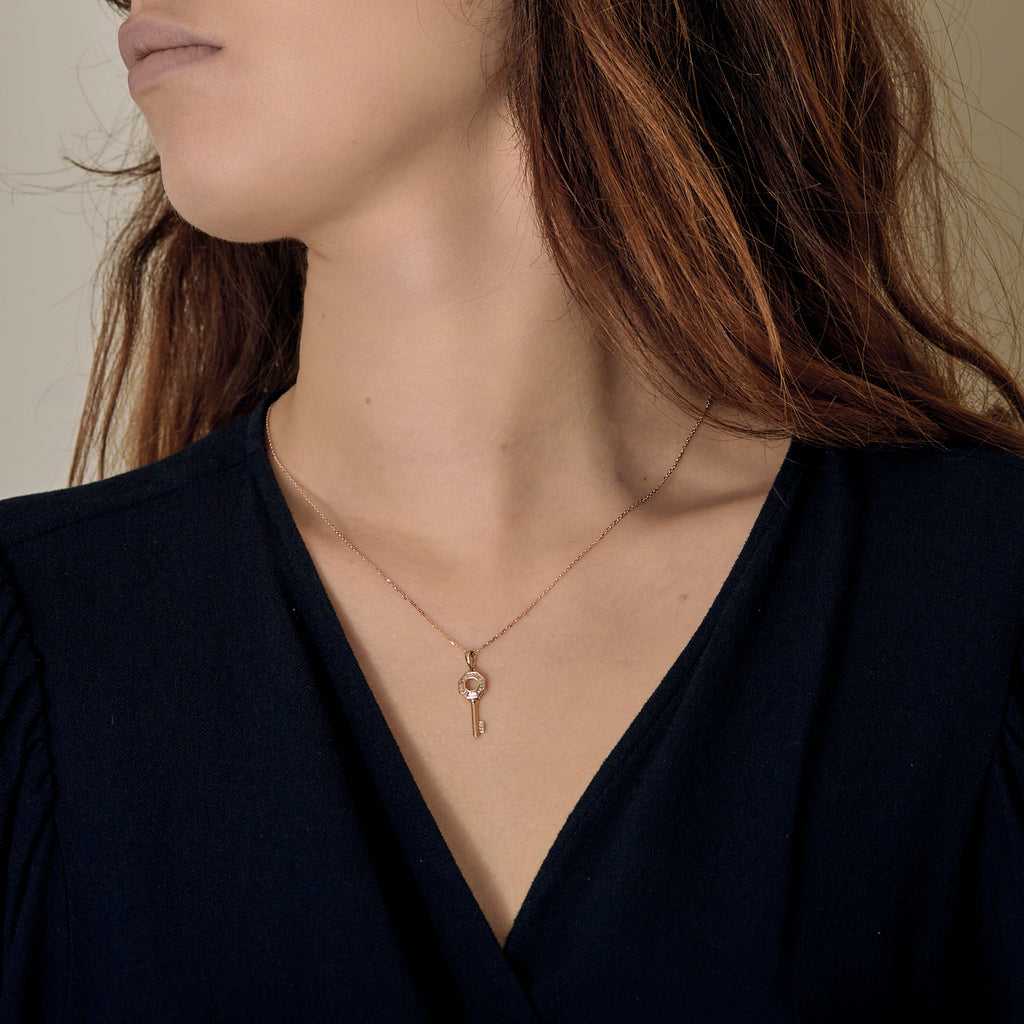 Collier Clé en or rose 18k et diamants baguettes.