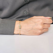 Bracelet torsadé en or jaune saphir et diamants.