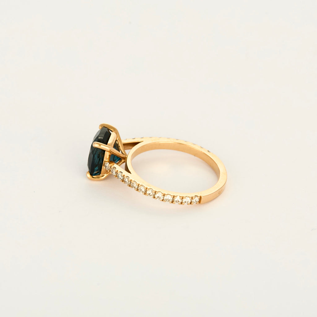 Bague "solitaire" en or rose avec centre T-B London et diamants.