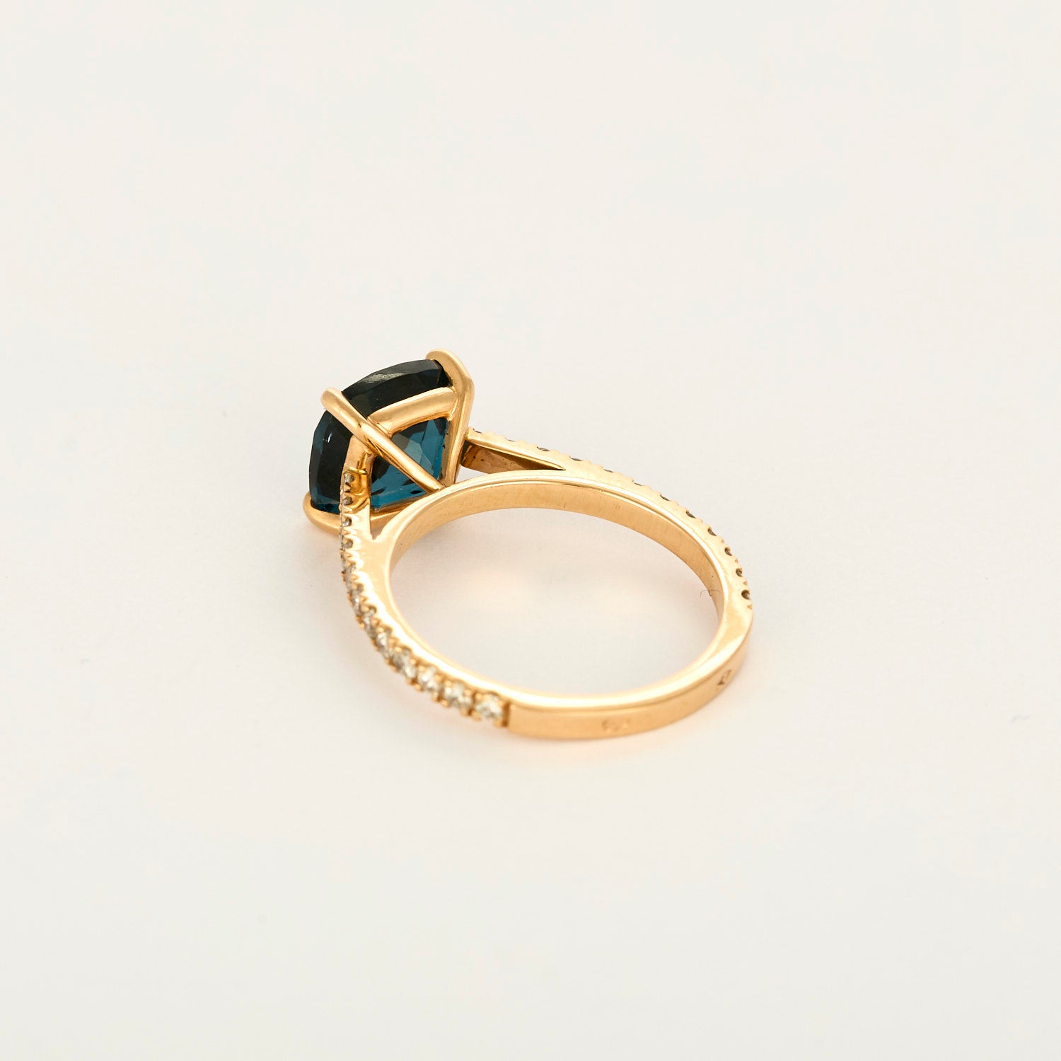 Bague "solitaire" en or rose avec centre T-B London et diamants.