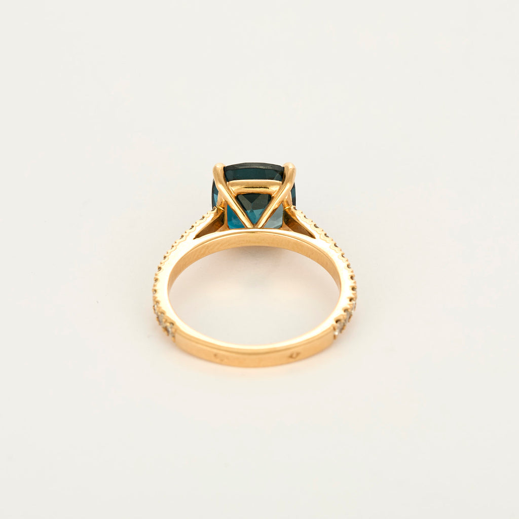 Bague "solitaire" en or rose avec centre T-B London et diamants.