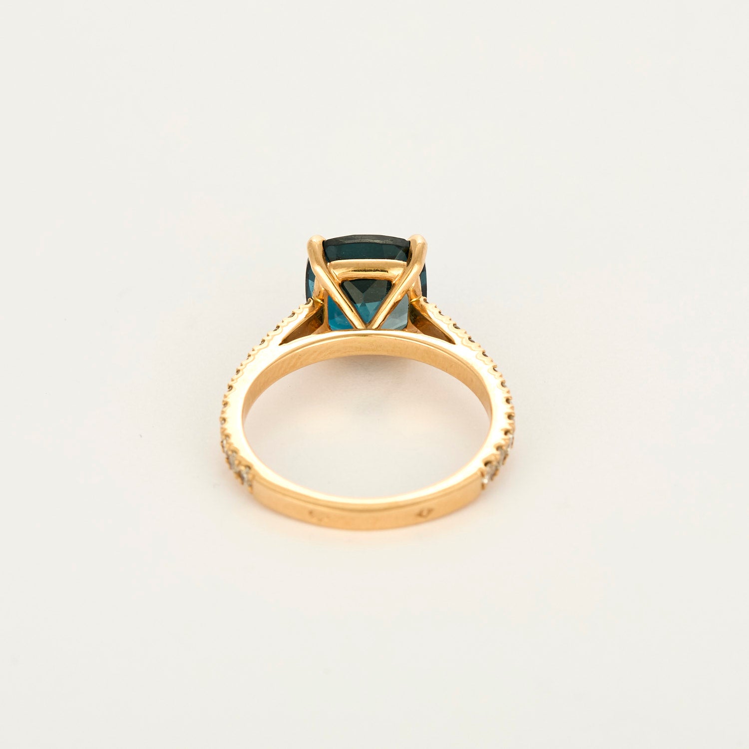 Bague "solitaire" en or rose avec centre T-B London et diamants.