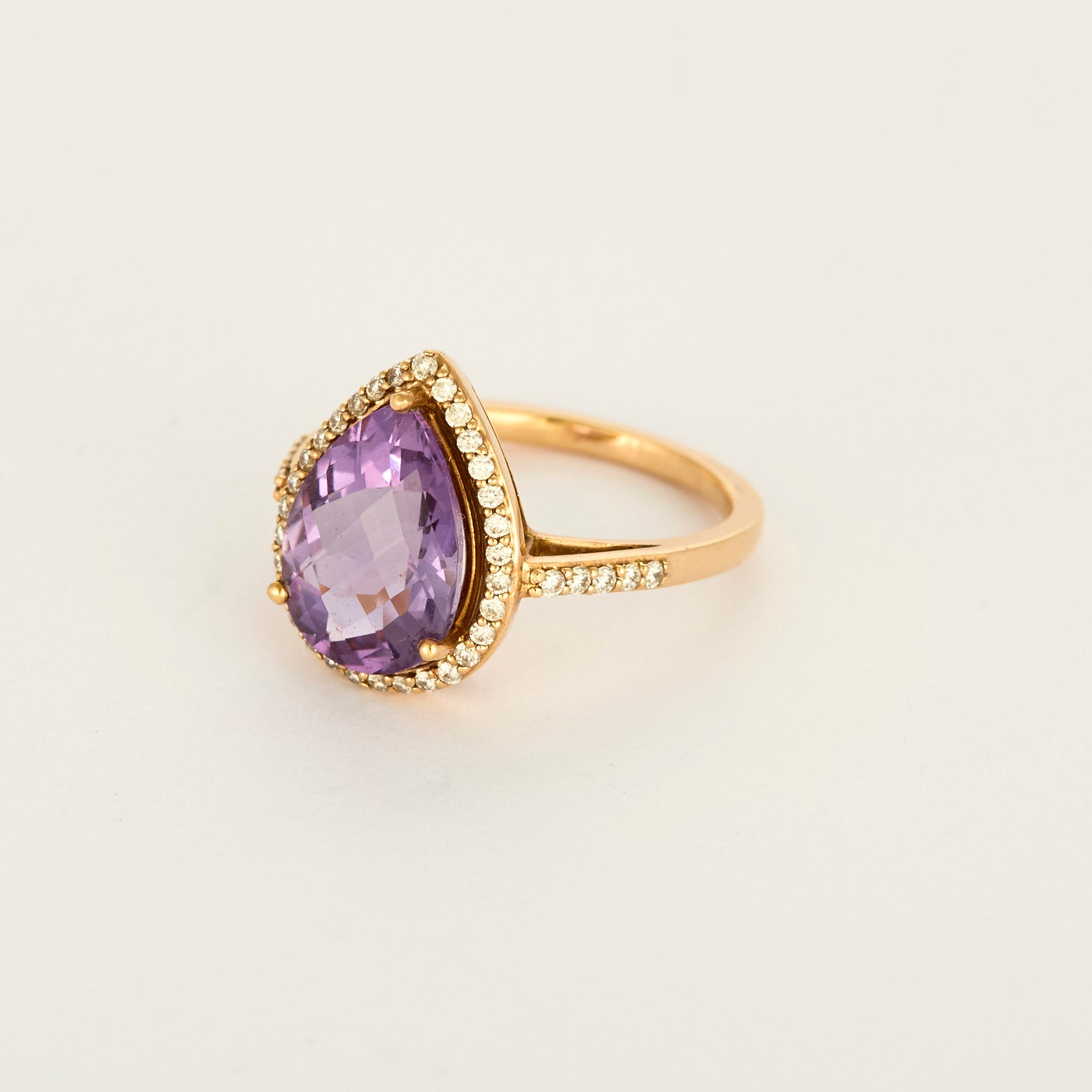 Bague en or rose, diamants et Améthyste poire.