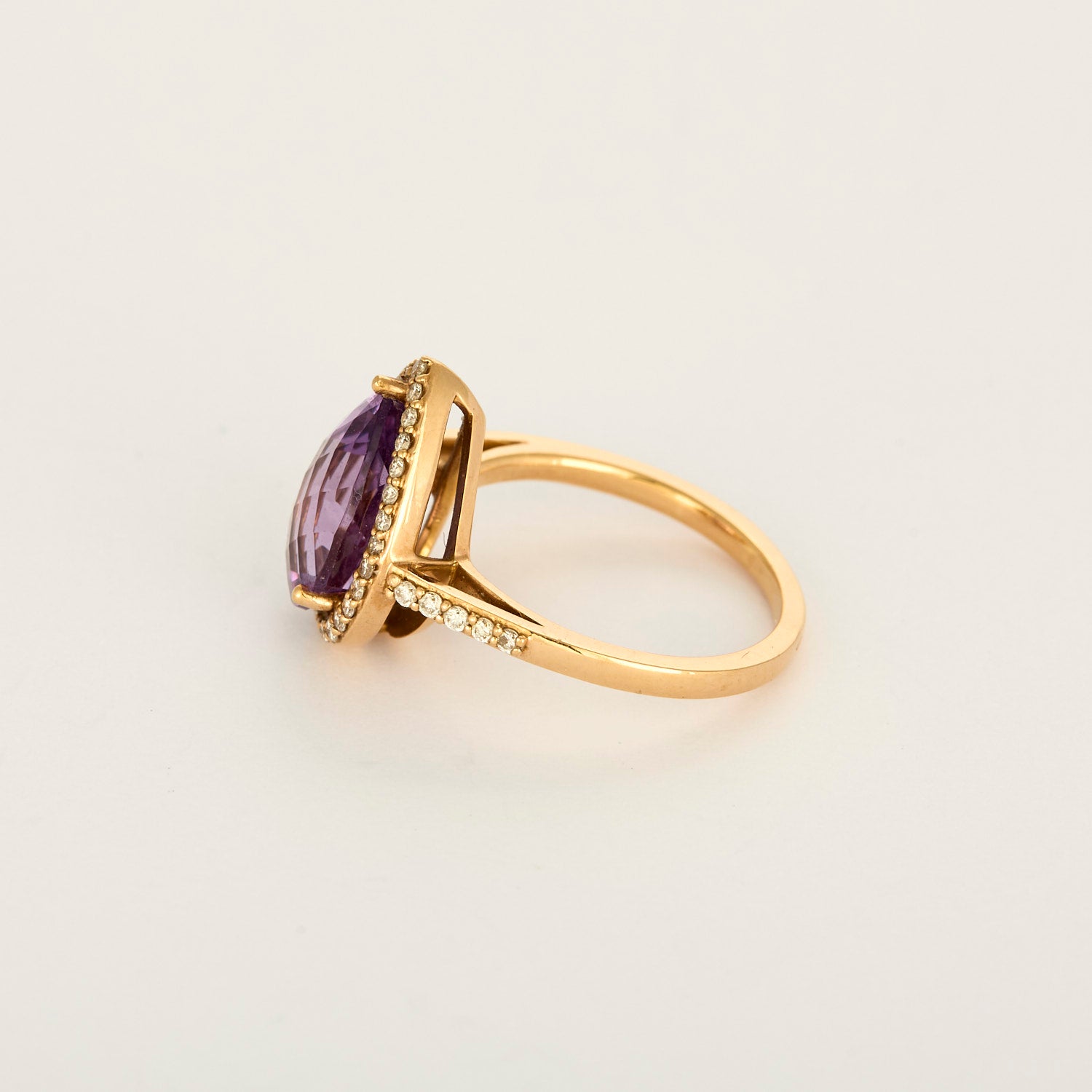Bague en or rose, diamants et Améthyste poire.