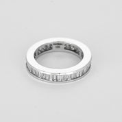 Alliance diamants baguettes tour complet en or blanc 18k.