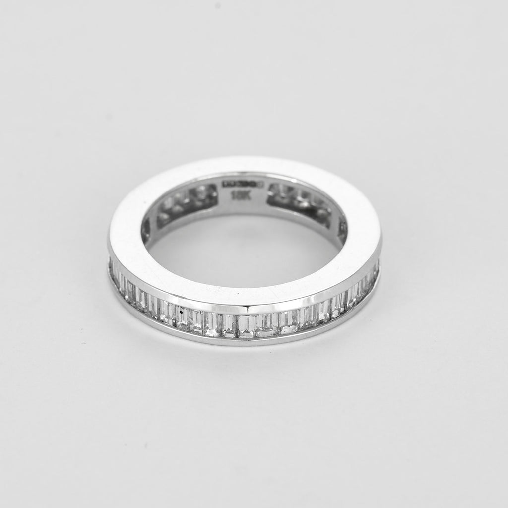 Alliance diamants baguettes tour complet en or blanc 18k.