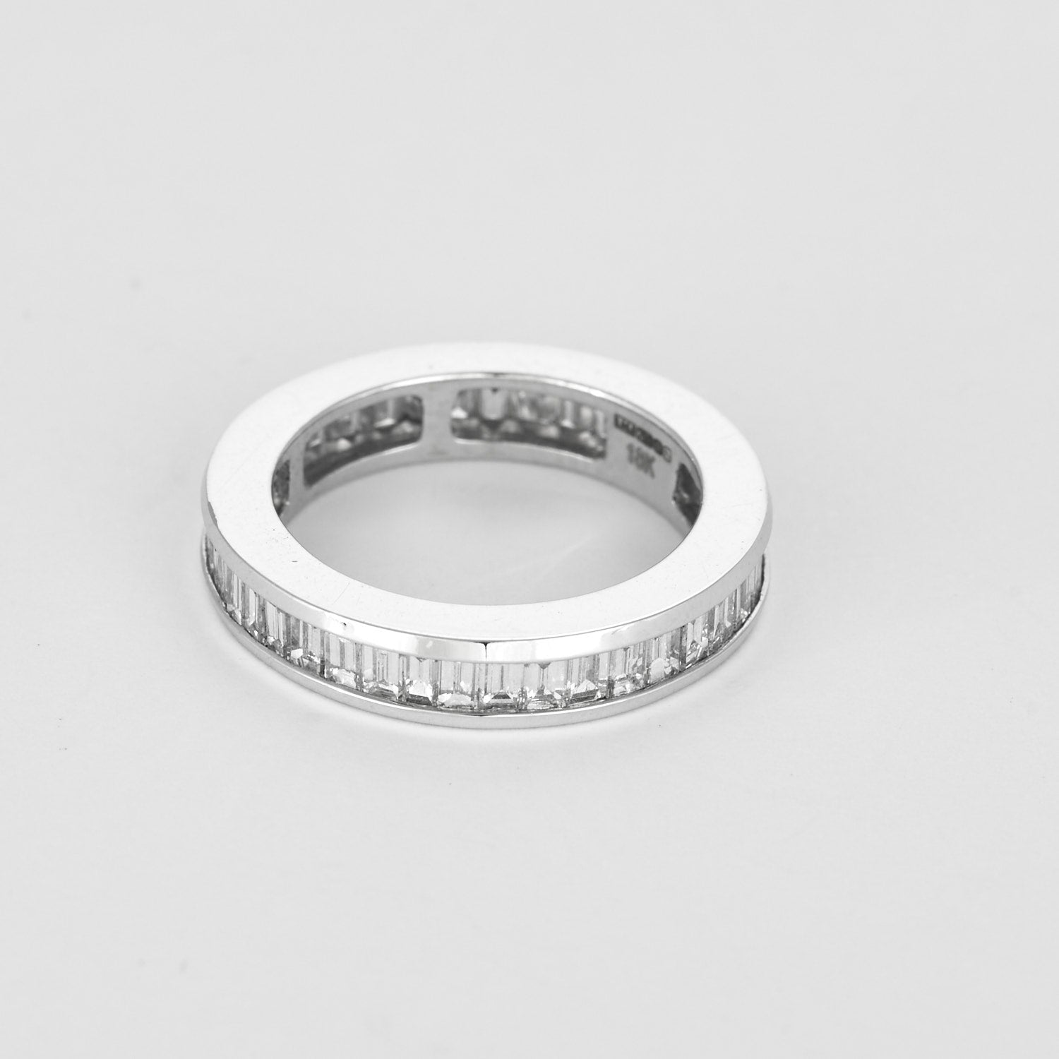 Alliance diamants baguettes tour complet en or blanc 18k.